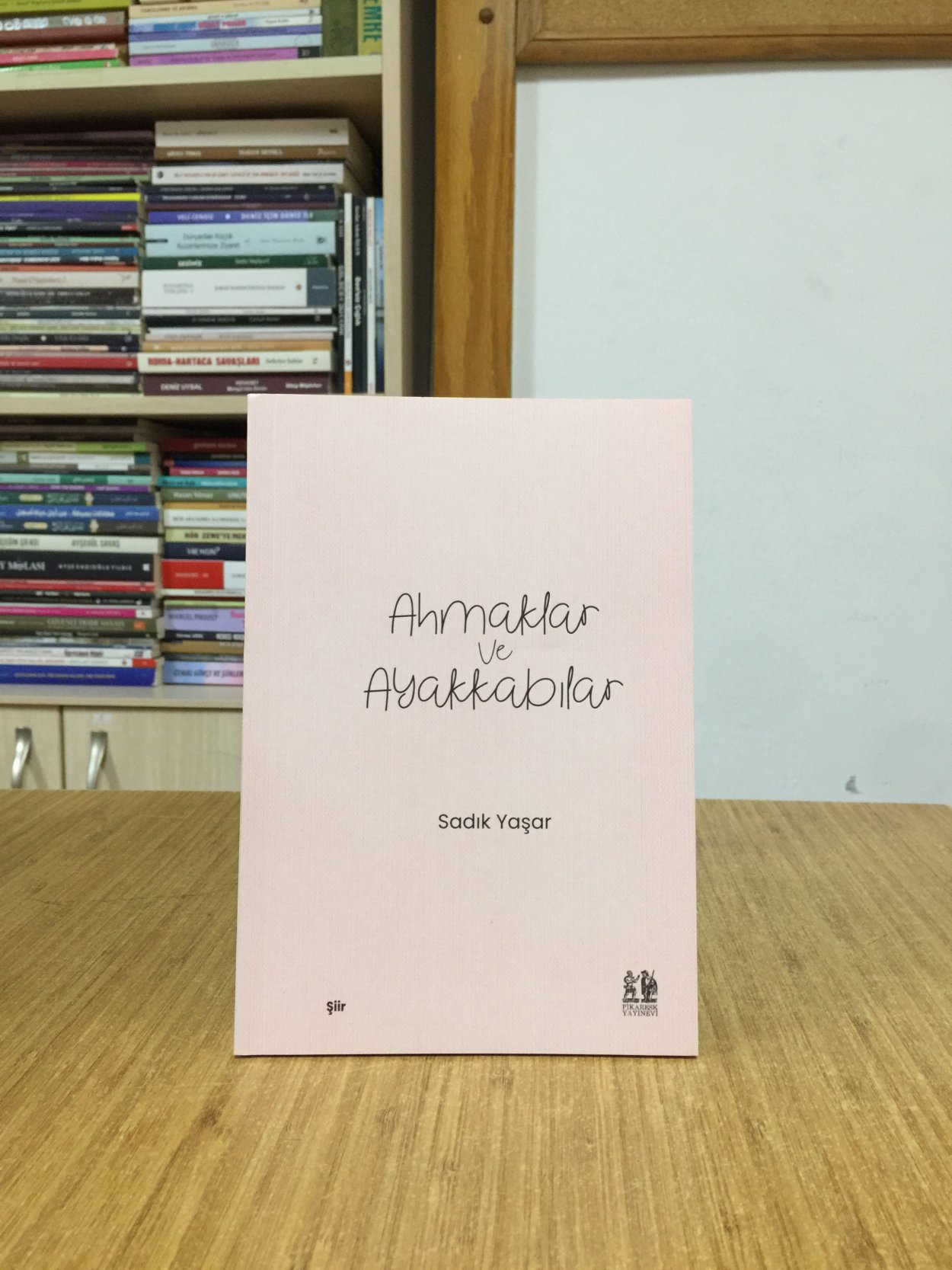 Ahmaklar ve Ayakkabılar - Sadık Yaşar