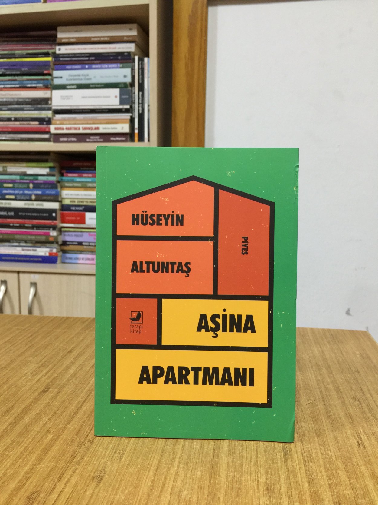 Aşina Apartman (Piyes) - Hüseyin Altuntaş