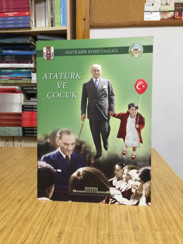 Atatürk ve Çocuk - Anıtkabir Komutanlığı