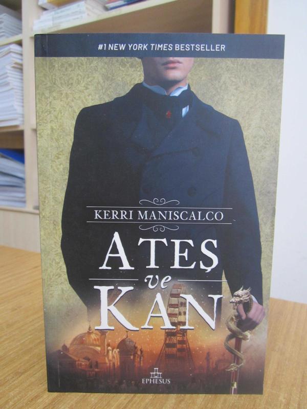 Ateş ve Kan - Kerri Maniscalco ( Özgün Adı: Capturing The Devil ) [Karton Kapak]