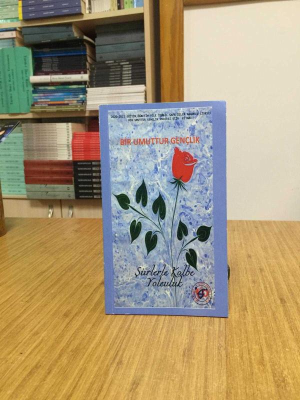 Bir Umuttur Gençlik Şiirlerle Kalbe Yolculuk - İsmail Safa Özler Anadolu Lisesi Proje Şiir Kitabı