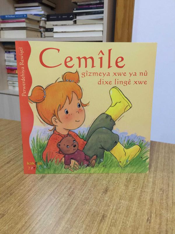 Cemile Gizmeya Xwe ya nü Dixe Linge Xwe - Perwerdehiya Rewişti