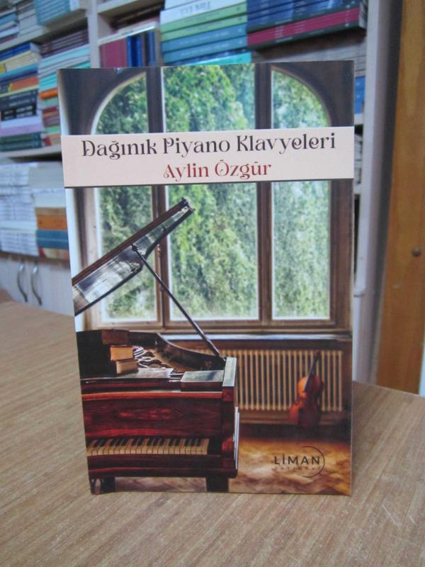 Dağınık Piyano Klavyeleri - Aylin Özgür