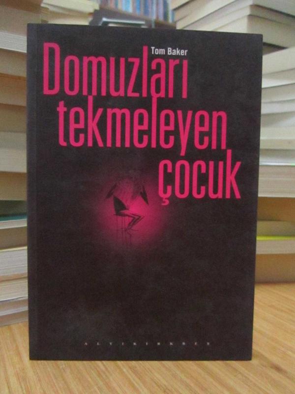 Domuzları Tekmeleyen Çocuk