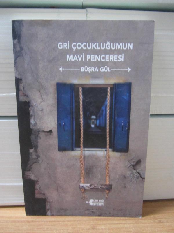 Gri Çocukluğumun Mavi Penceresi