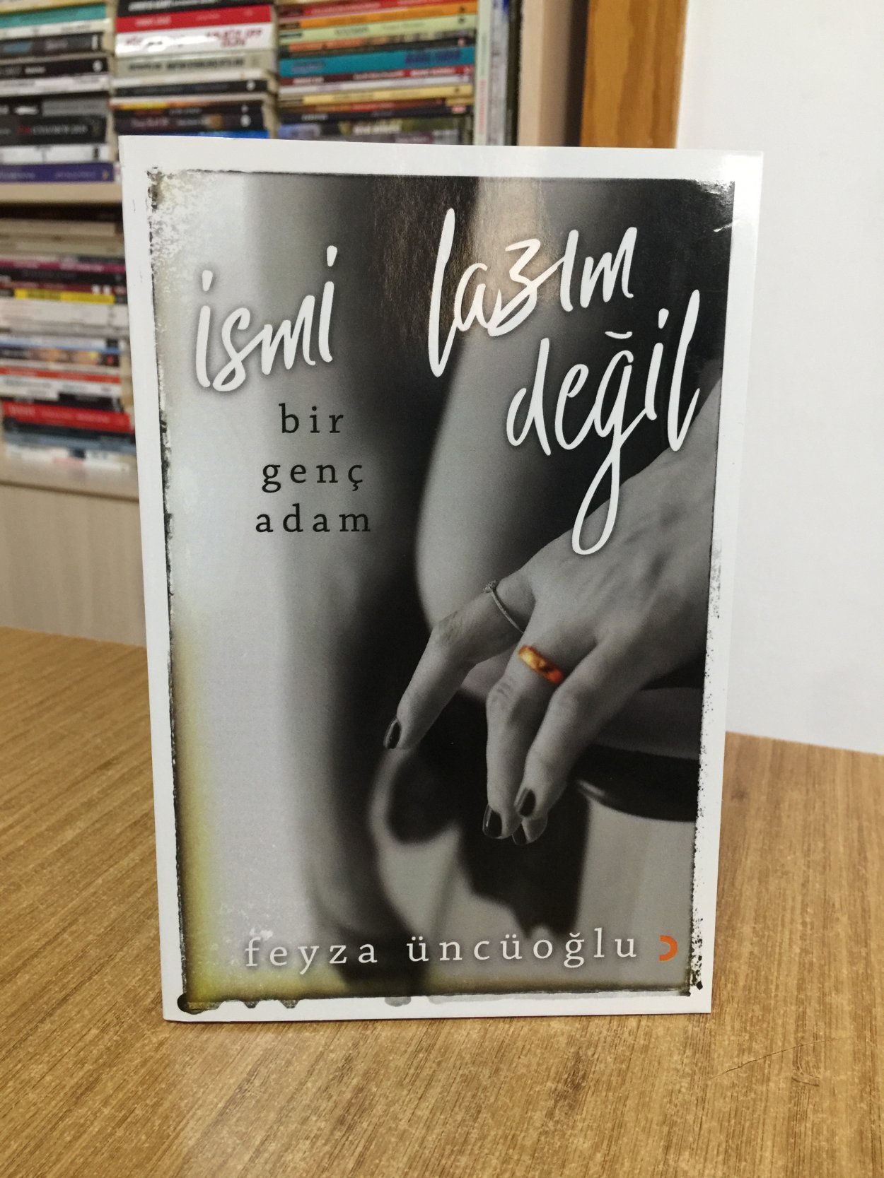 İsmi Lazım Değil Bir Genç Adam - Feyza Üncüoğlu