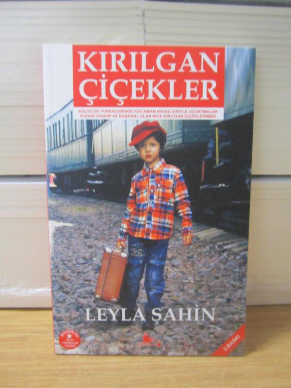 Kırılgan Çiçekler (2.Baskı) - Leyla Şahin