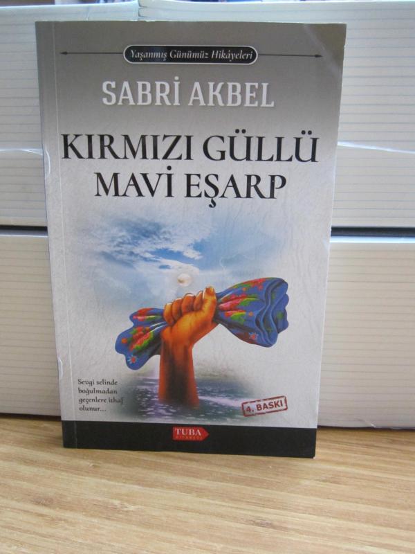 Kırmızı Güllü Mavi Eşarp