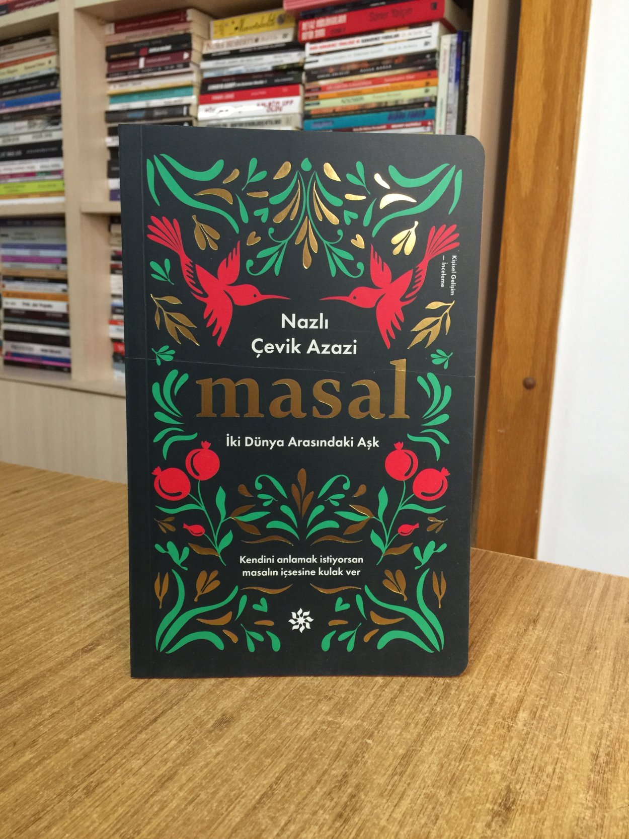 Masal İki Dünya Arasındaki Aşk - Nazlı Çevik Azazi
