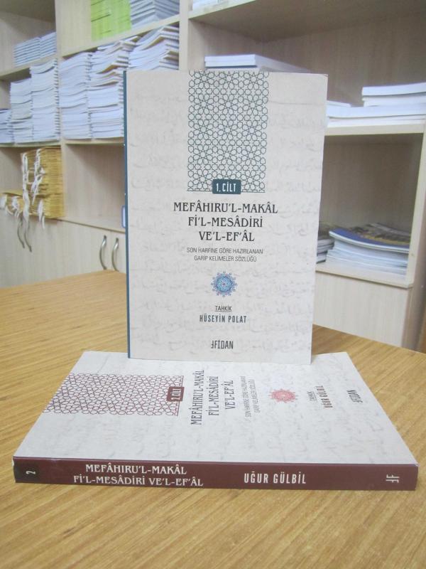 Mefahiru'l- Makal Fi 'l-Mesadiri Ve'l-Ef'al Son Harfine Göre Hazırlanan Garip Kelimeler Sözlüğü - Muhammed Bin Ebi Ca'fer Herevi [2 CİLT TAKIM]