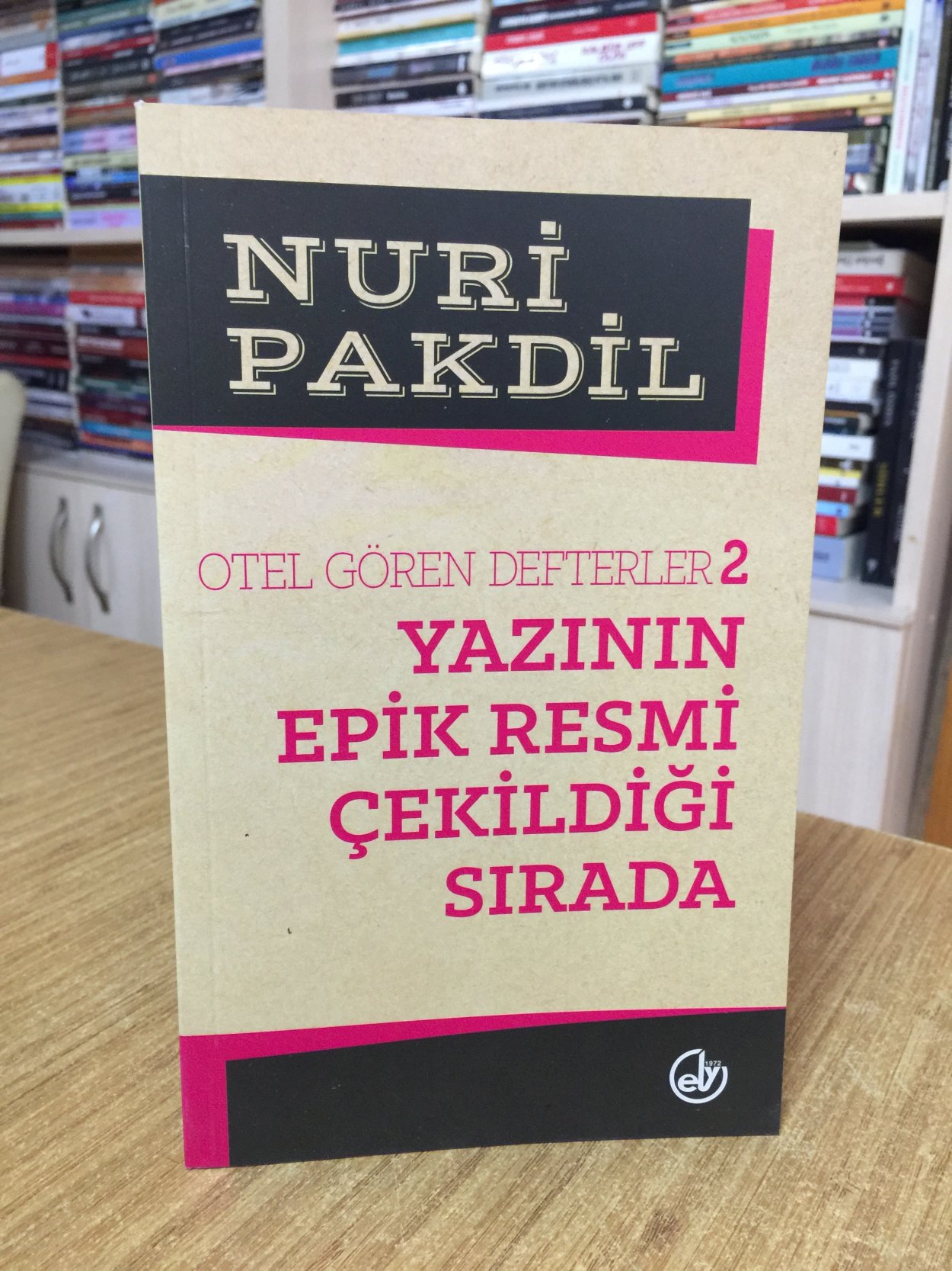 Otel Gören Defterler 2 Yazının Epik Resmi Çekildiği Sırada - Nuri Pakdil