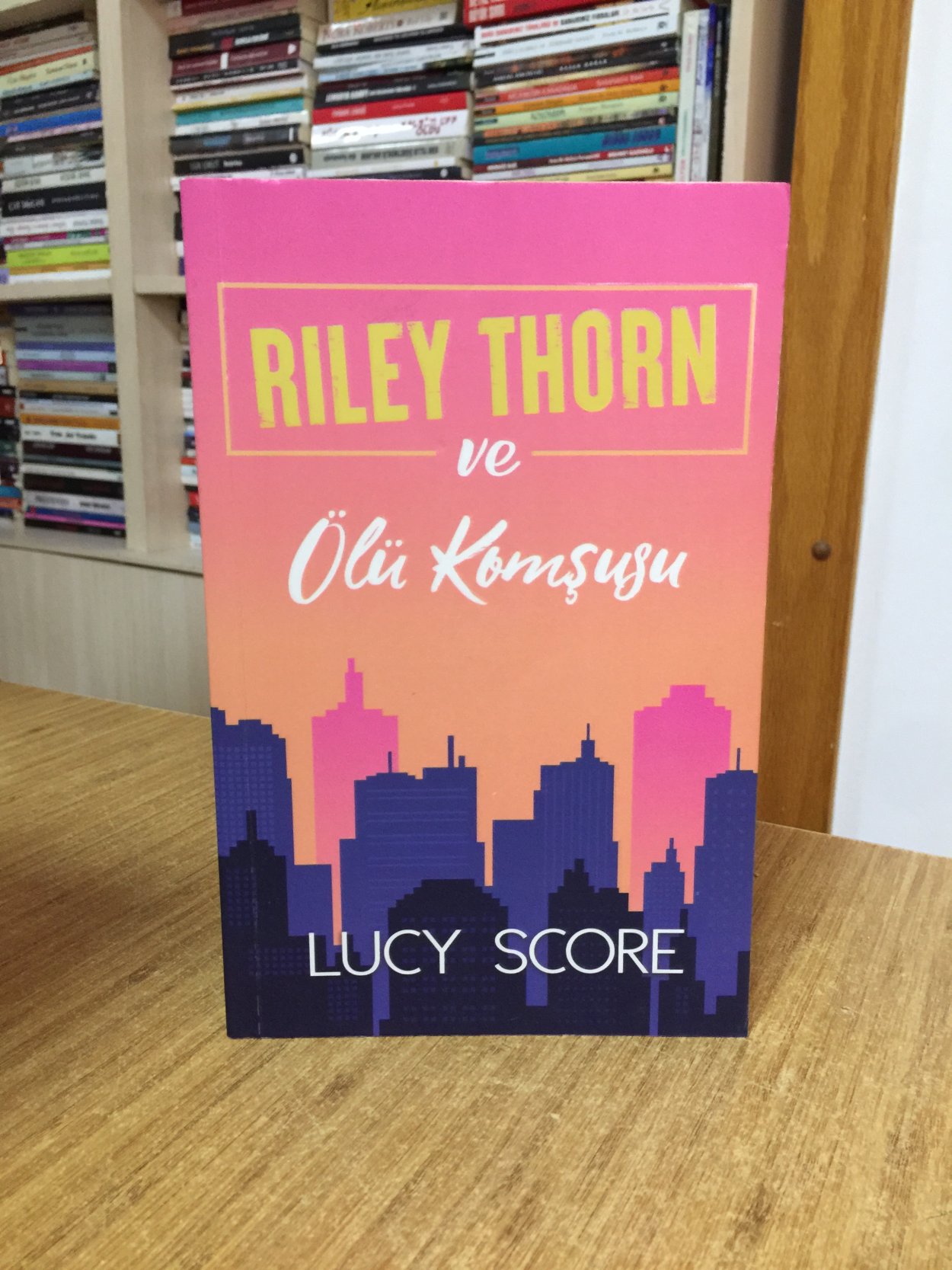 Riley Thorn ve Ölü Komşusu - Lucy Score