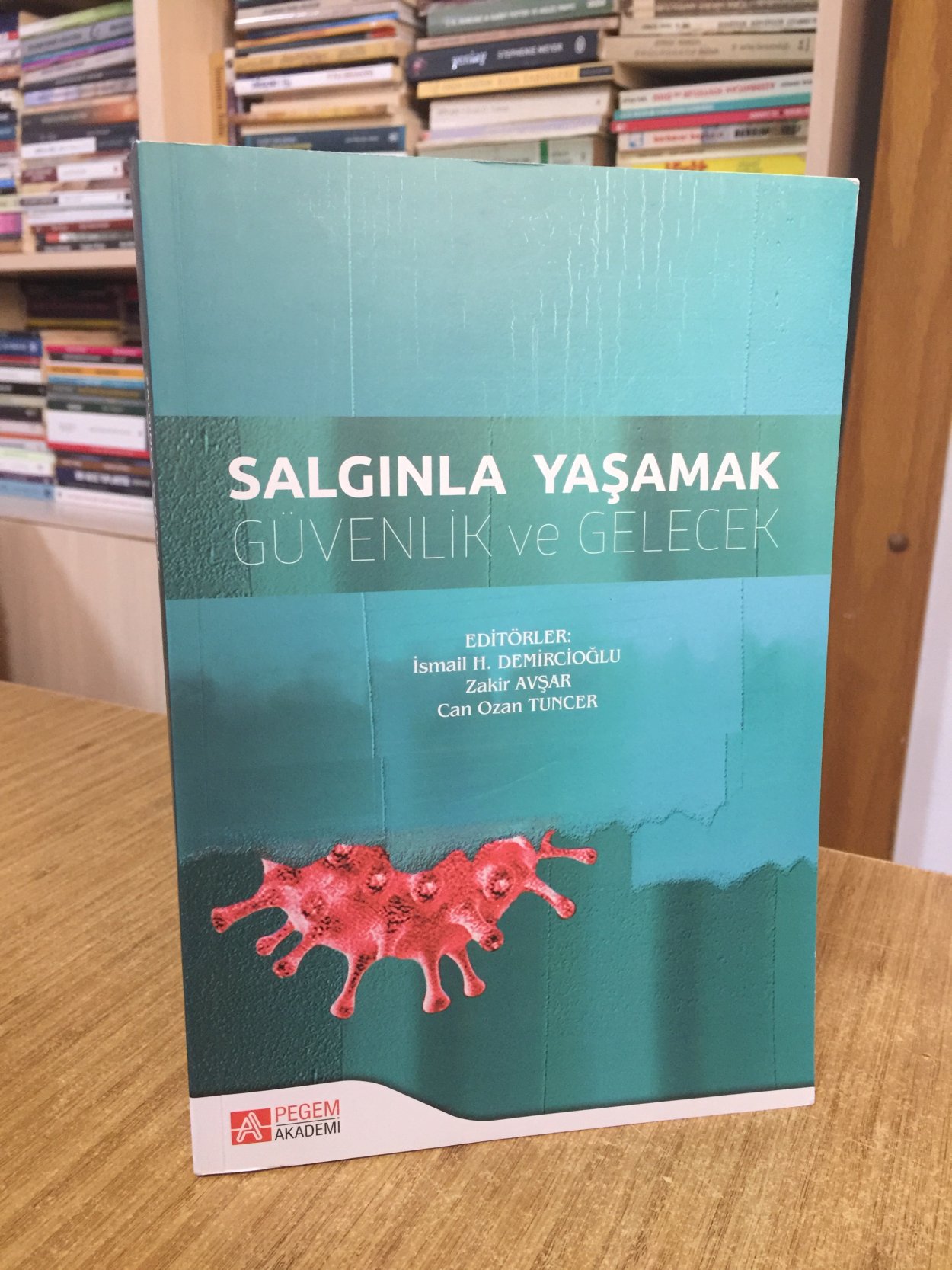 SALGINLA YAŞAMAK Güvenlik ve Gelecek - Farklı Boyutlarıyla Türkiye ve Dünyada Covid-19 Salgını'nın Etkileri ve Muhtemel Gelişmeler [Karton Kapak]