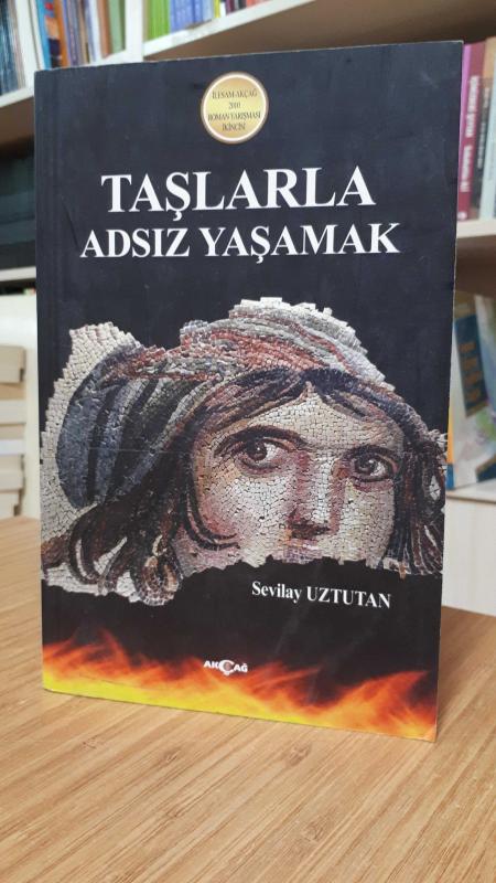 Taşlarla Adsız Yaşamak