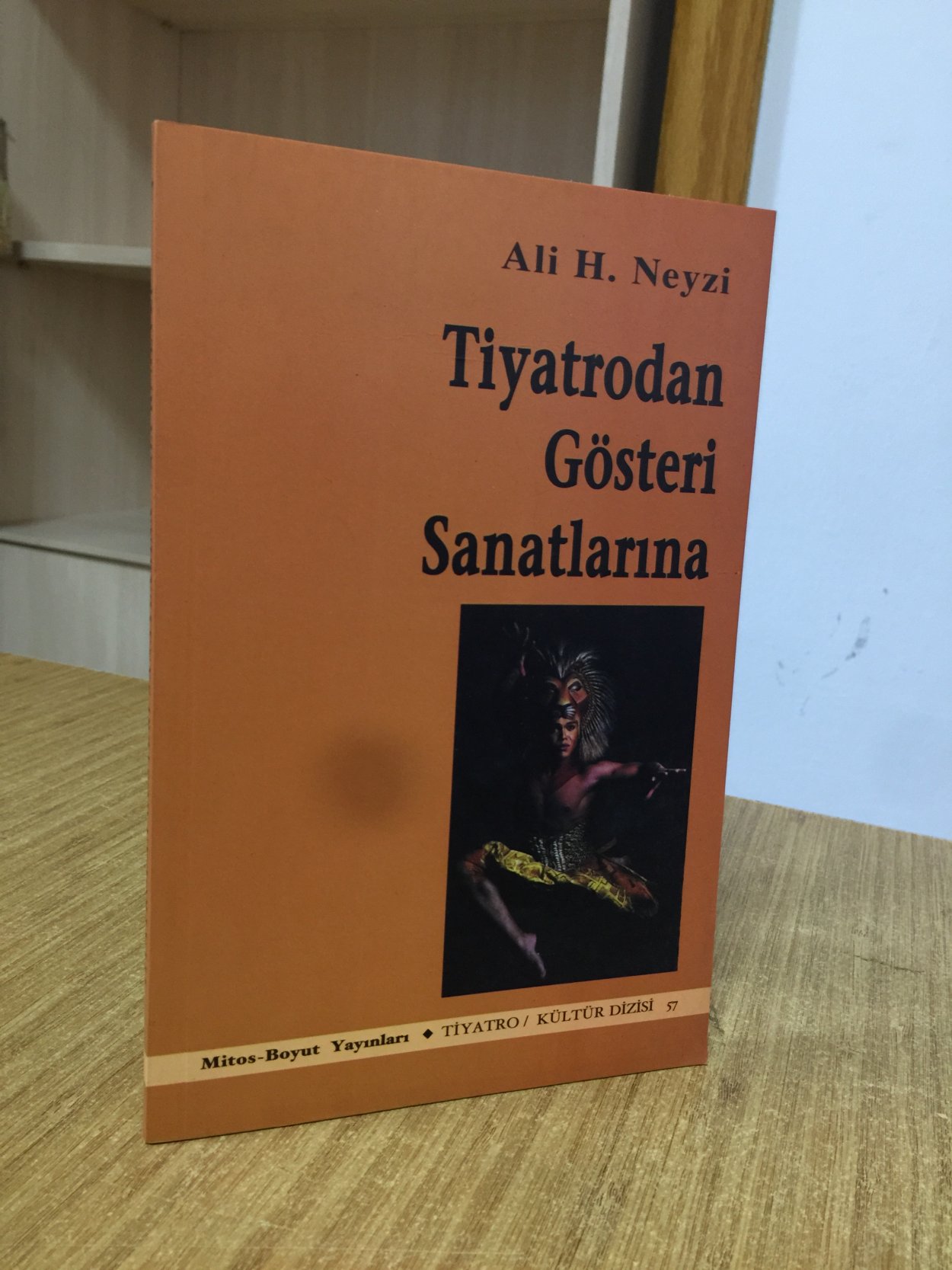 Tiyatrodan Gösteri Sanatlarına - Ali H. Neyzi