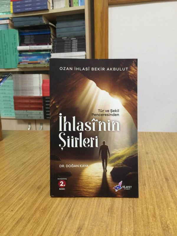Tür ve Şekil Penceresinden İhlasi'nin Şiirleri Ozan İhlasi Bekir Akbulut - Dr. Doğan Kaya [Genişletilmiş 2.Baskı]