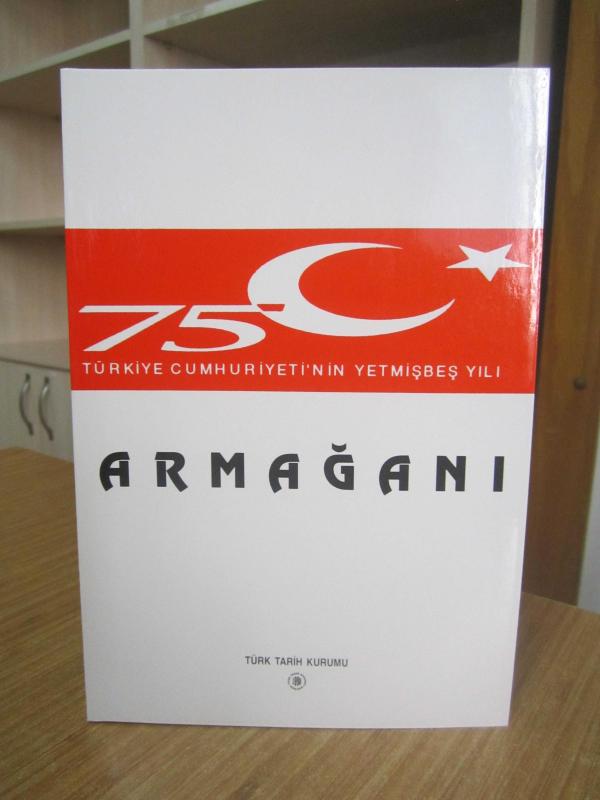 Türkiye Cumhuriyeti'nin Yetmişbeş Yılı Armağanı [Karton Kapaklı]