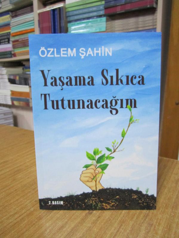 Yaşama Sıkıca Tutunacağım - Özlem Şahin [2.Baskı]