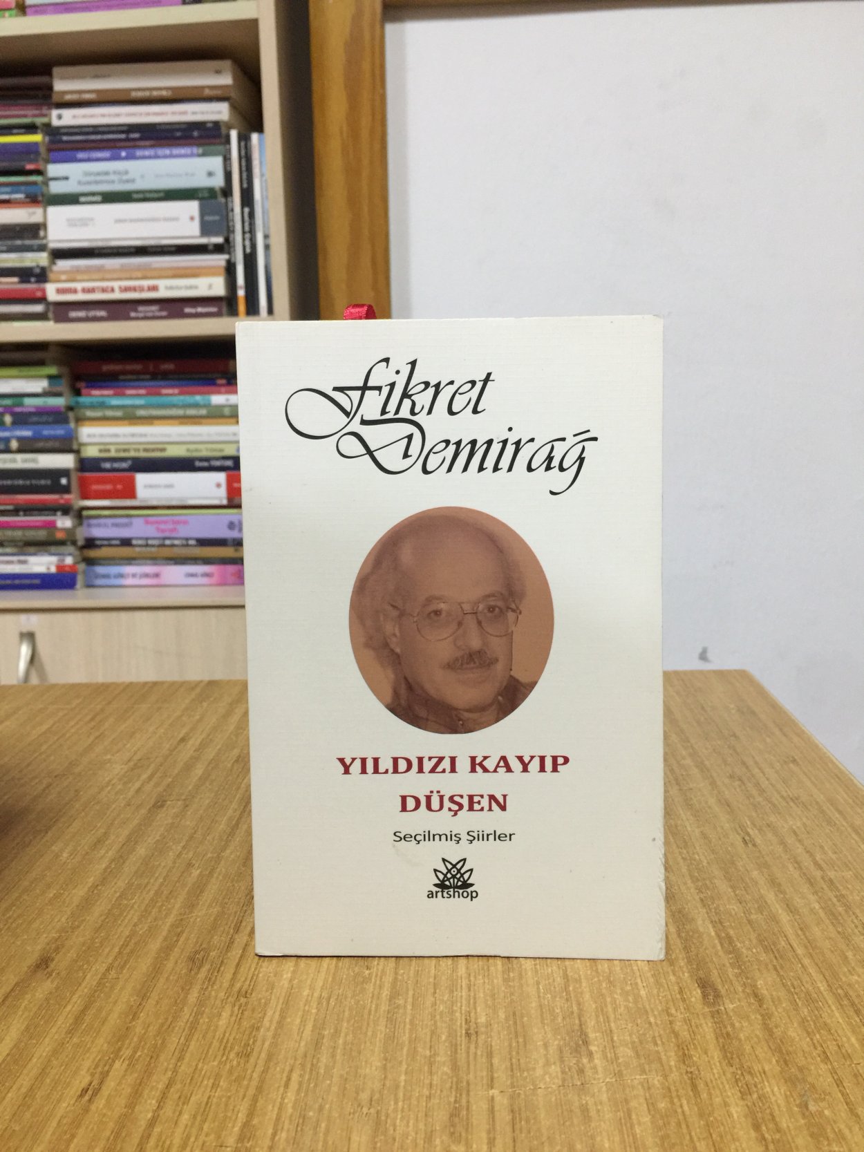Yıldızı Kayıp Düşen Seçilmiş Şiirler - Fikret Demirağ