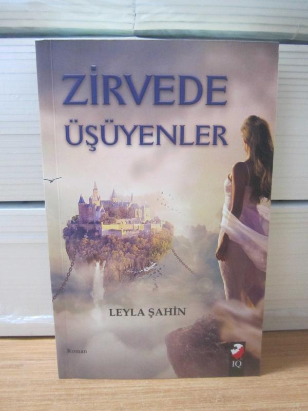 Zirvede Üşüyenler - Leyla Şahin